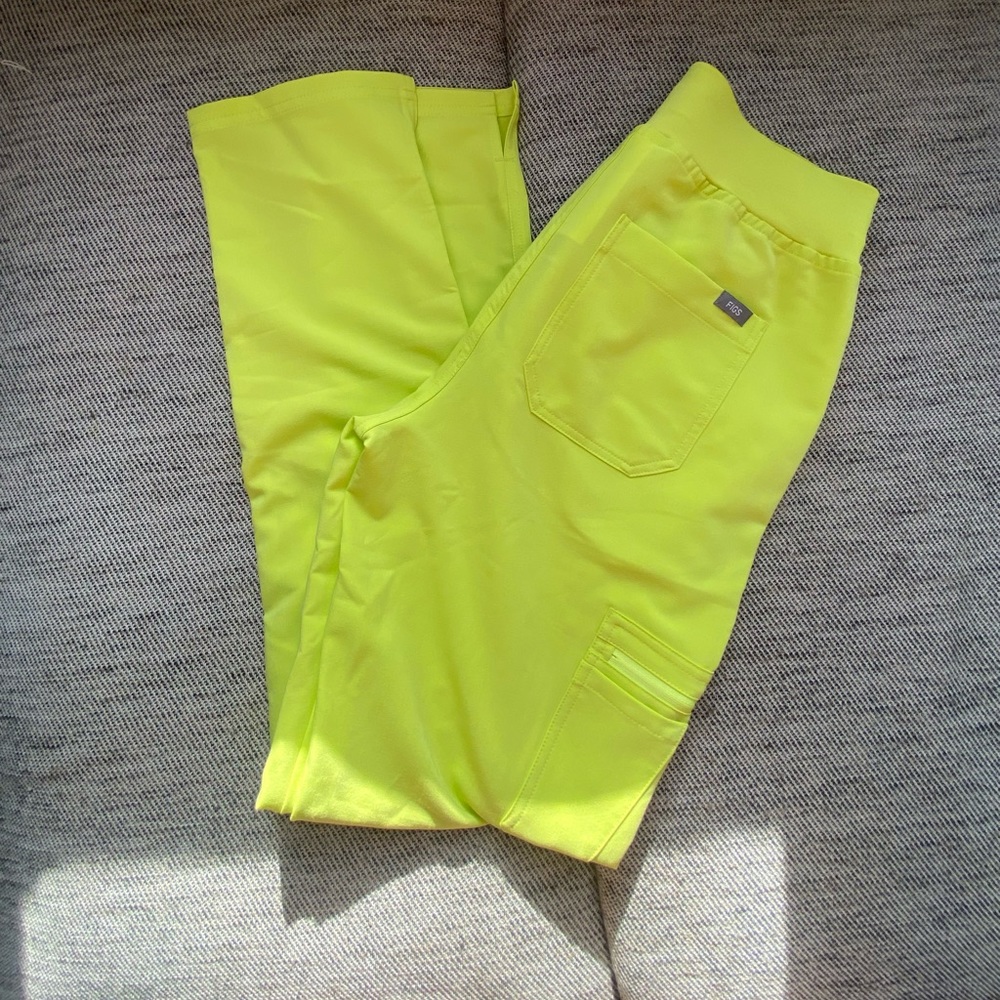 NWT Figs high waisted Yola Tall Scrub Pants in Citrine